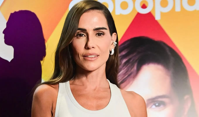 Deborah Secco surge de biquíni vermelho e mostra bumbum redondinho