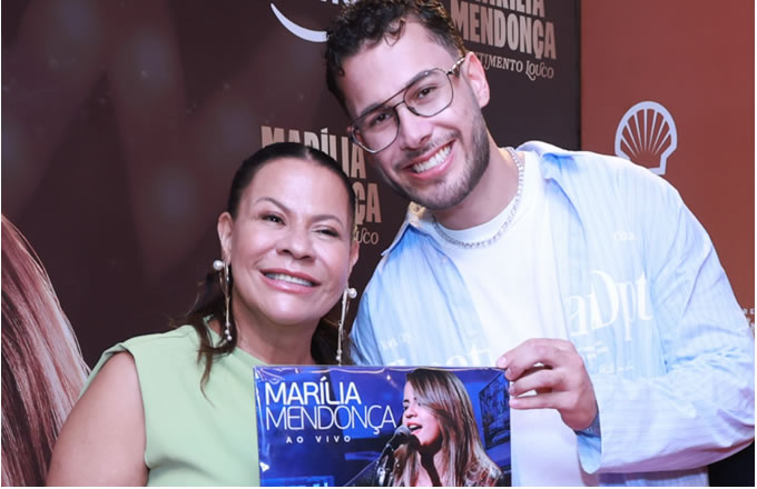 Mãe e irmão de Marília Mendonça se emocionam com documentário no Festival do Rio